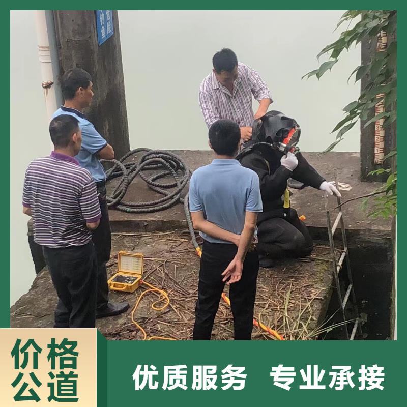 水下钻孔专注、用心