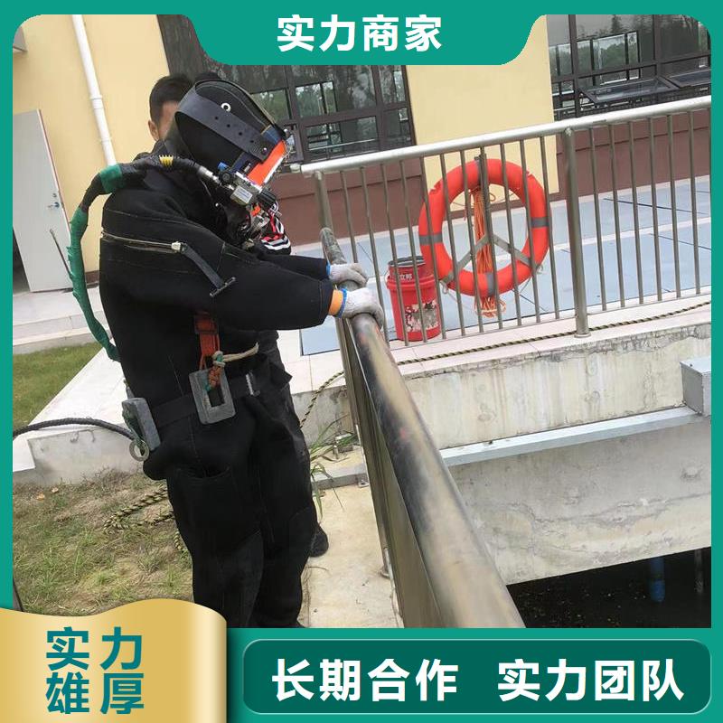 水下钻孔专注、用心