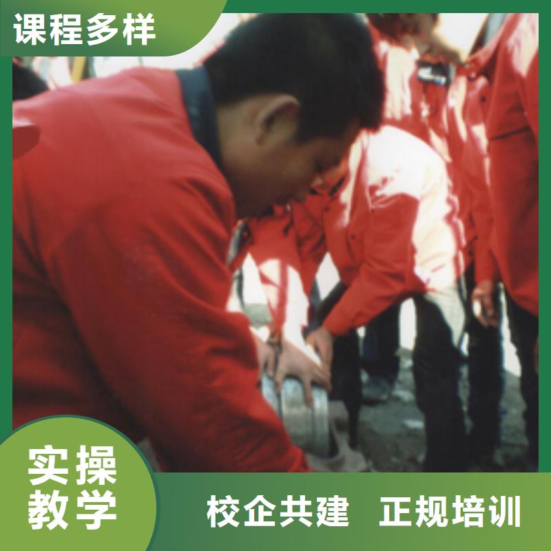 【挖掘机操作虎振学校招生电话实操教学】