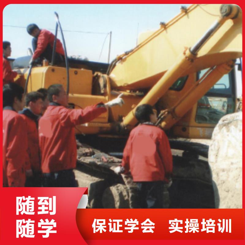【挖掘机操作,虎振学校报名地址学真技术】