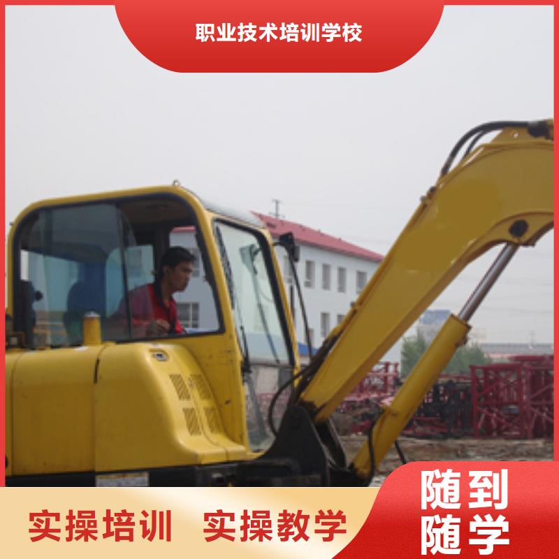 【挖掘机操作虎振学校招生电话实操教学】