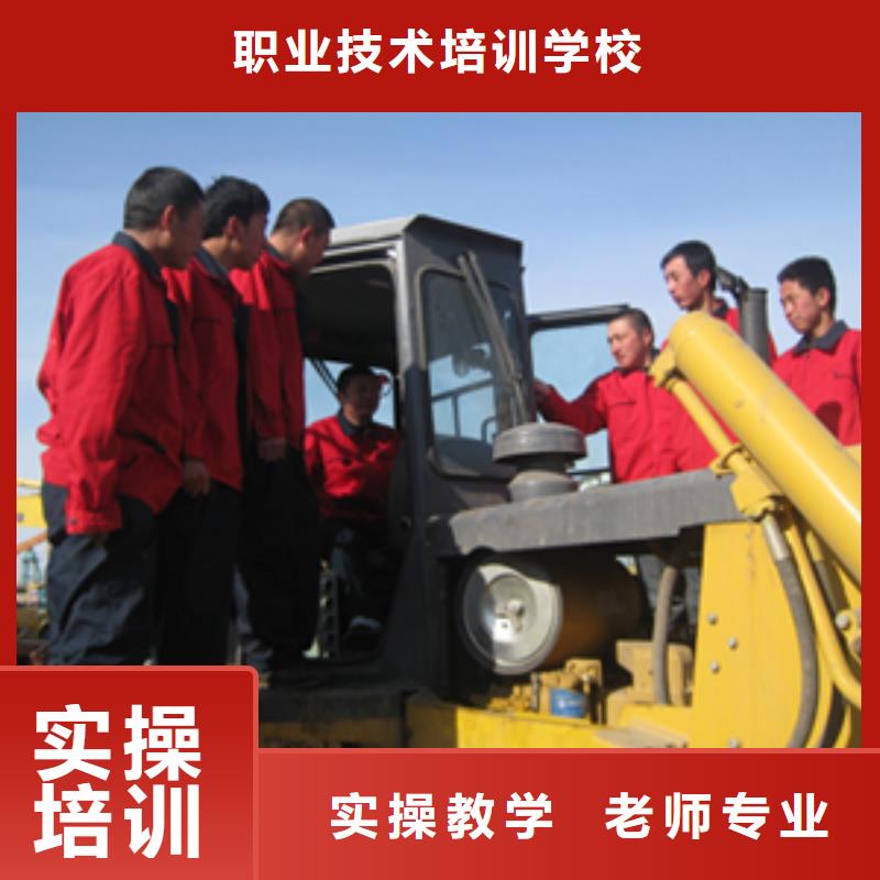 【挖掘机操作虎振学校招生电话实操教学】