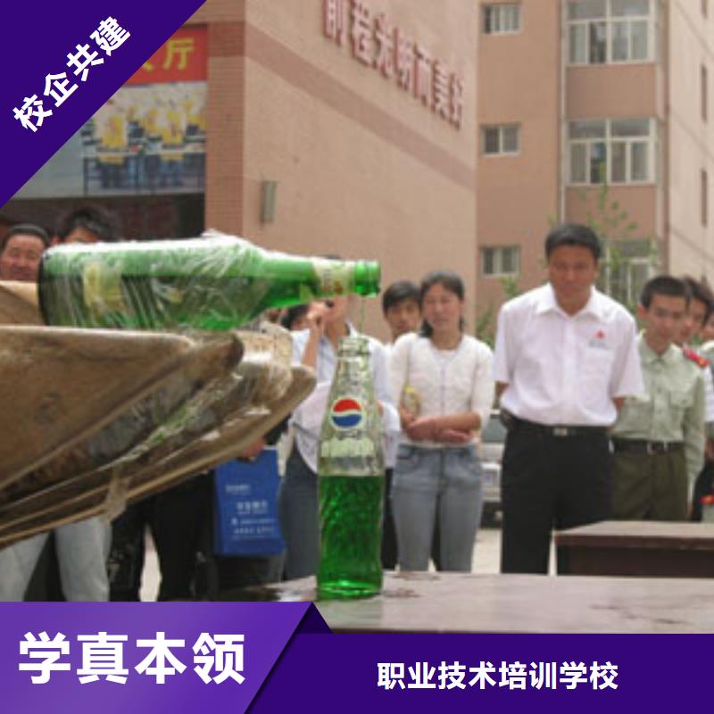【挖掘机操作,虎振学校报名地址学真技术】