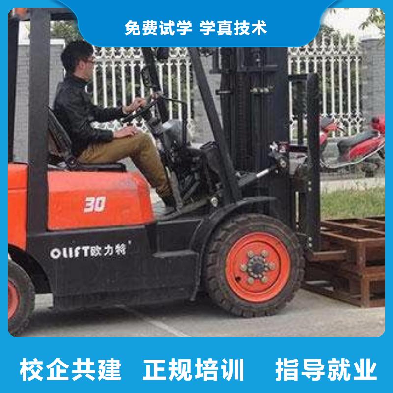 学实用挖铙机技术的学校|挖掘机学校怎么选择|