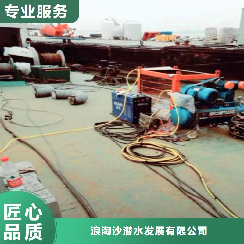 水下作业潜水员服务水下疏漏团队