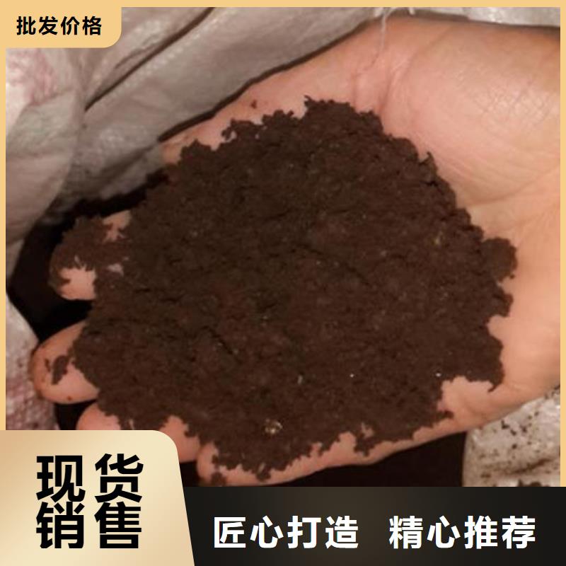 干鸡粪块肥沃庄稼地土壤